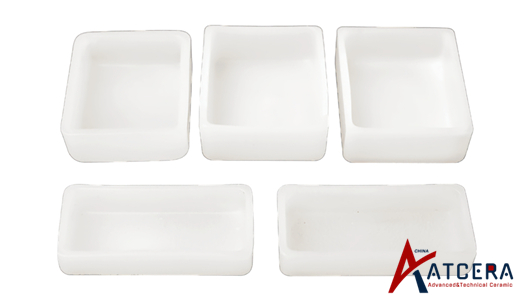 Quel matériau de creuset convient le mieux aux applications à haute température : quartz, alumine, zircone ou graphite ?